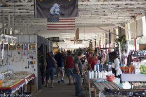 Take a walk through the flea market, where you'll find tools, fruits and vegetables, as well as collectibles of all sorts!